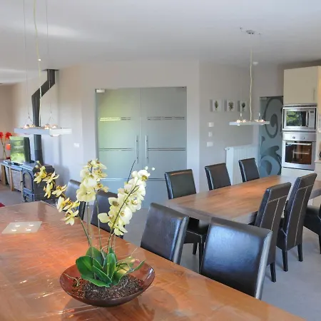 Holiday home Modern Holiday In With Garden