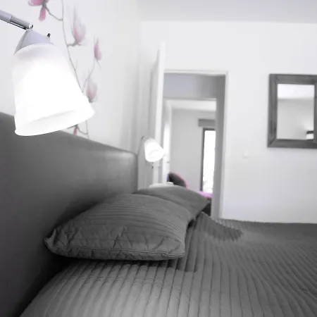 Modern Holiday In With Garden * Noiseux